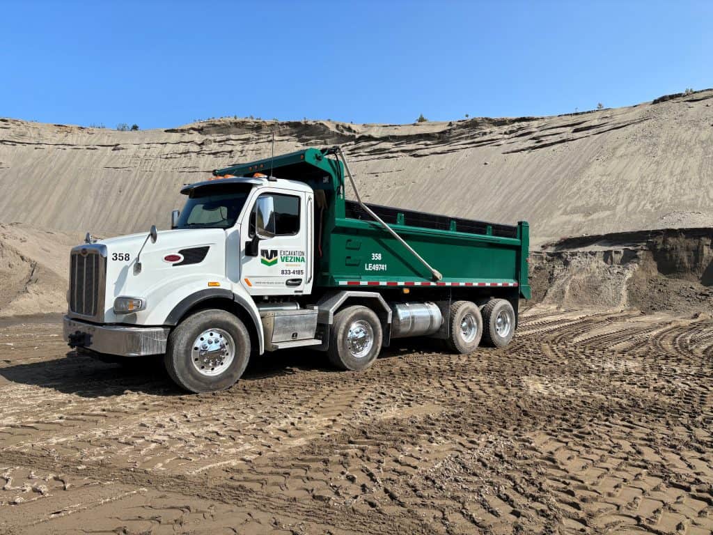 Camion de carrière en vrac sur un site de construction.